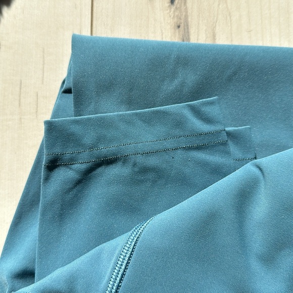 Lululemon Wunder Under pants Teal/blue colour Size 6 Almost 25” - Picture 4 of 6